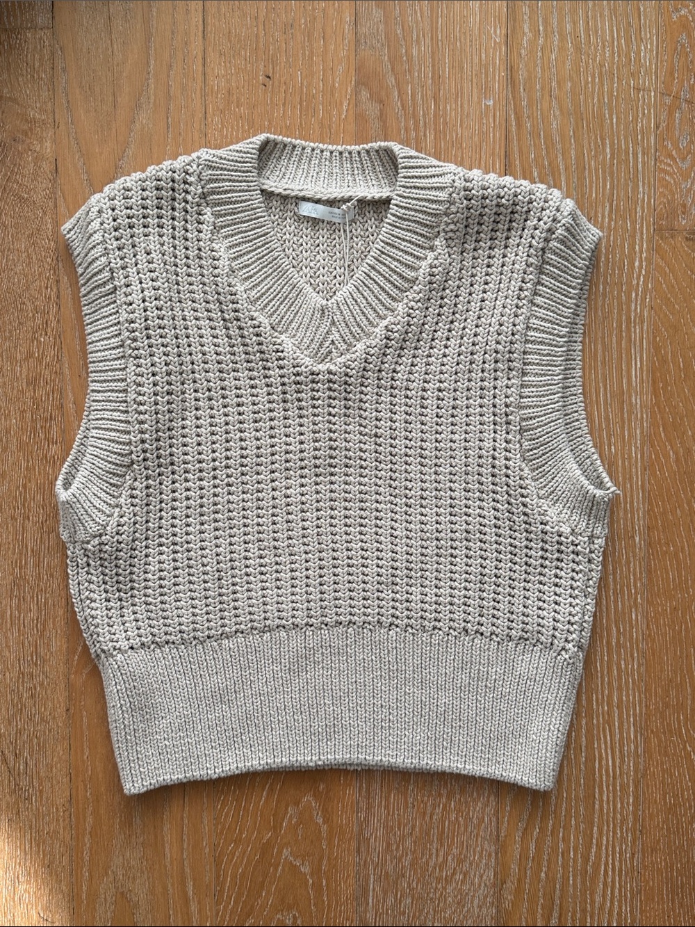 Zara Cream Textured V‑Neck Sleeveless Sweater Vest